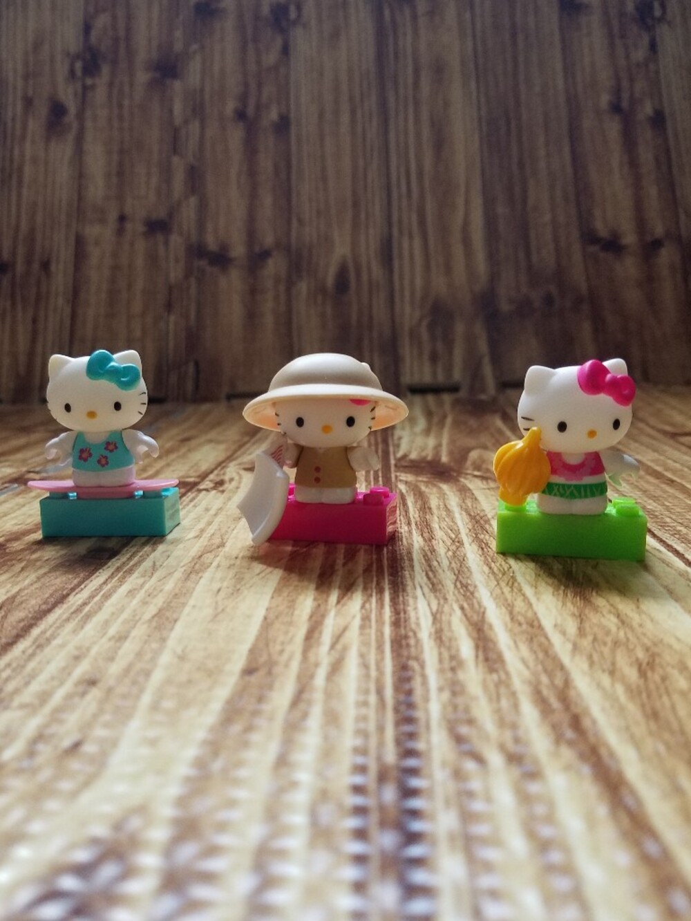 Mega Bloks Sanrio Hello Kitty Figure Set - Surfer Safari Hula